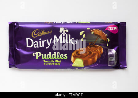 Nouvelle barre de chocolat Cadbury Dairy Milk flaques saveur de menthe douce barre de remplissage isolé sur fond blanc Banque D'Images