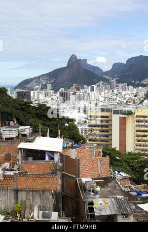Revanche la favela Morro do Cantagalo Ipanema avec l'arrière-plan de la ville de Rio de Janeiro Banque D'Images