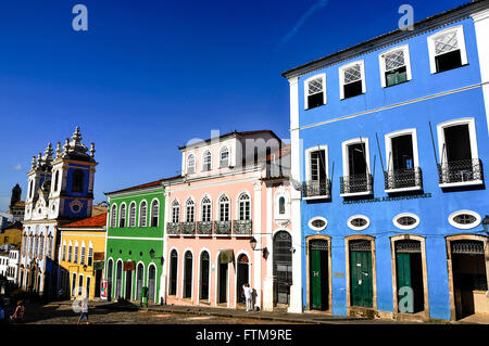 Maisons dans Largo do Pelourinho avec l'église Notre Dame du Rosaire des Noirs à l'arrière-plan Banque D'Images