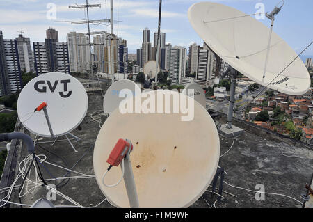 Antennes paraboliques installées dans le bâtiment Banque D'Images