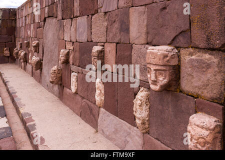 Têtes de pierre, mur composé de Kalasaya.(Espagnol: Tiahuanaco ou Tiahuanacu) est un site archéologique pré-colombien dans l'ouest de la Bolivie. Banque D'Images