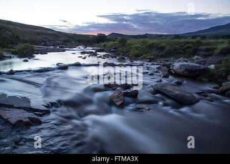 Le Trek River, qui s'élève à Kukenan tepui, sur le chemin du camp de base du mont Roraima Banque D'Images