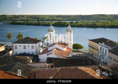 Vista da Cidade na margem do Rio Sao Francisco com Igreja de Nossa Senhora da Corrente em destaque Banque D'Images