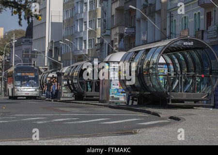 Bus urbain ferroviaire tubulaire à Praca Tiradentes, connu sous le nom de eve-tube Banque D'Images