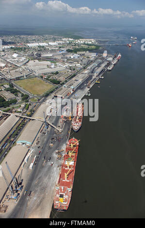 Vue aérienne de cargos ancrés dans le port sur le bord de Paranagua Bay Banque D'Images