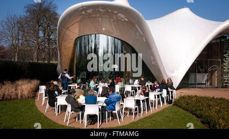 Le magazine Restaurant à la Serpentine Gallery London UK Conçu par Zaha Hadid Banque D'Images