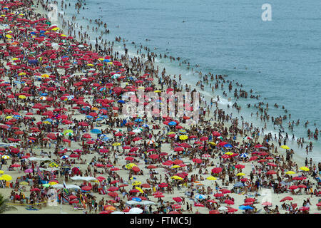 Des parasols sur la plage d'Ipanema - au sud de la ville de Rio de Janeiro Banque D'Images