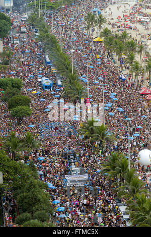 Foule à la suite de la Banda de Ipanema Banque D'Images