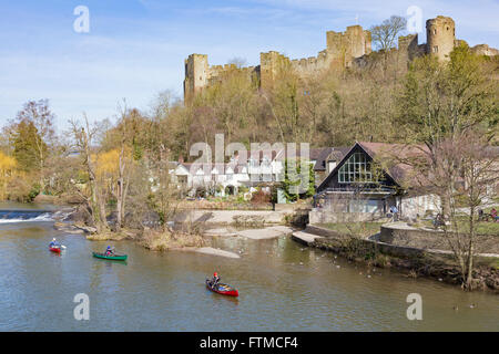 Les canoéistes sur la rivière Teme ci-dessous Ludlow Castle, Ludlow, Shropshire, England, UK Banque D'Images