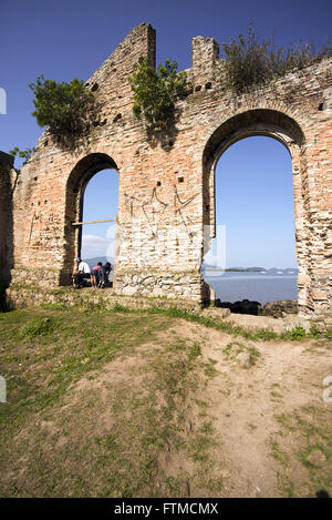 Les touristes sur les anciennes ruines de la maison de l'entrepôt Macedo sur le bord de Paranagua Bay Banque D'Images