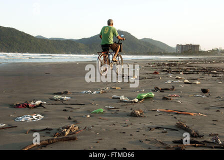 Orla plage crique de détritus de la mer à Bertioga - côte nord de SP Banque D'Images