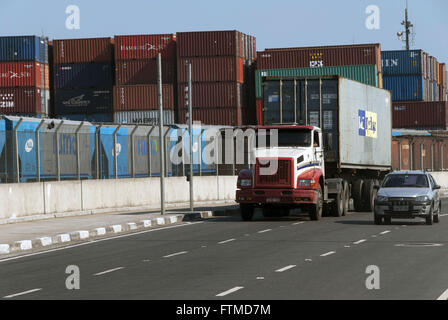 Avenue de périmètre du port de Santos - wagons et conteneurs de fret à l'arrière-plan Banque D'Images