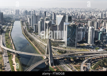 Vue aérienne le pont Estaiada Marginal Pinheiros - Octavio Frias de Oliveira Spotlight Banque D'Images