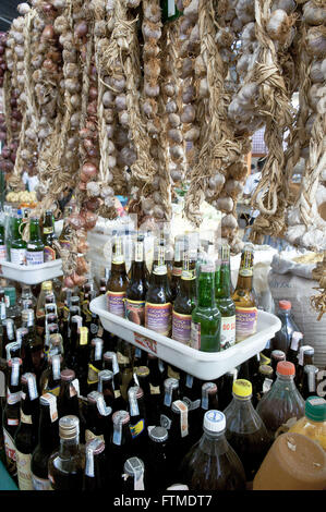 Boissons et assaisonnements vendus sur le marché de la rue du Marché Municipal Banque D'Images