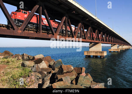 Train qui passait par la route et pont ferroviaire sur la rivière Parana Banque D'Images