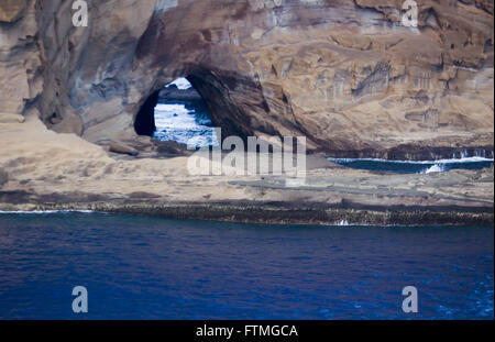 La roche volcanique percé par la force de l'eau sur l'île de Trinité dans l'Océan Atlantique Banque D'Images