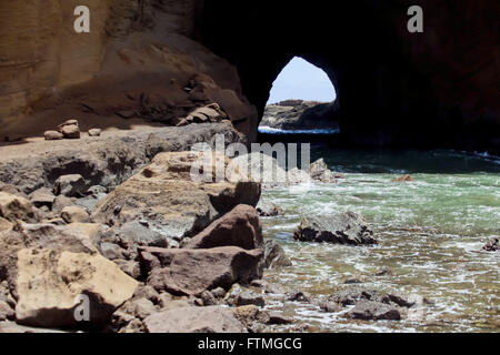 La roche volcanique percé par la force de l'eau sur l'île de Trinité dans l'Océan Atlantique Banque D'Images