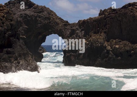 La roche volcanique percé par la force de l'eau sur l'île de Trinité dans l'Océan Atlantique Banque D'Images