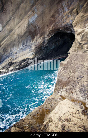 La roche volcanique percé par la force de l'eau sur l'île de Trinité dans l'Océan Atlantique Banque D'Images