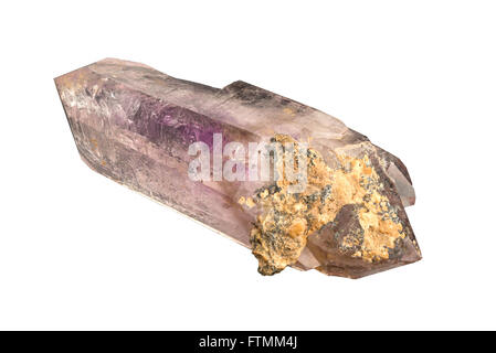 Cristal de Quartz améthyste isolé sur fond blanc. Banque D'Images