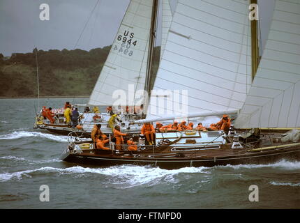 Nouvelles photos - 1973 AJAX - ADMIRAL'S CUP - 2ème course côtière - (L-R) CHARISME (USA) et QUIALO III (GB) DANS L'OUEST DE SOLENT. PHOTO : JONATHAN EASTLAND/AJAX ROUGE:HDD/ADC/QUAILO III/1973 Banque D'Images