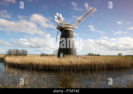 Le Drainage du mouton moulin se dresse en bordure d'une voie navigable à marais Halvergate les Norfolk Broads, East Anglia, Angleterre, RU Banque D'Images