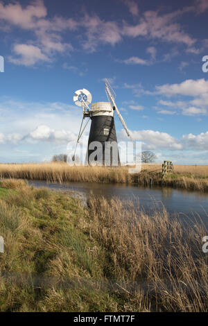 Le Drainage du mouton moulin se dresse en bordure d'une voie navigable à marais Halvergate les Norfolk Broads, East Anglia, Angleterre, RU Banque D'Images