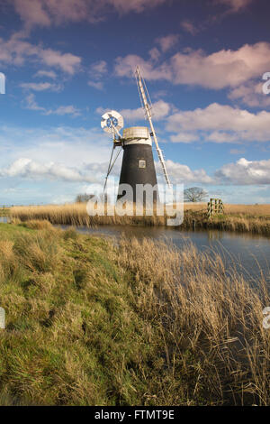 Le Drainage du mouton moulin se dresse en bordure d'une voie navigable à marais Halvergate les Norfolk Broads, East Anglia, Angleterre, RU Banque D'Images