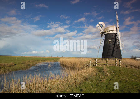 Le Drainage du mouton moulin se dresse en bordure d'une voie navigable à marais Halvergate les Norfolk Broads, East Anglia, Angleterre, RU Banque D'Images