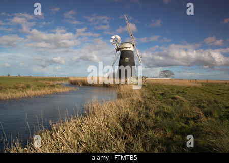 Le Drainage du mouton moulin se dresse en bordure d'une voie navigable à marais Halvergate les Norfolk Broads, East Anglia, Angleterre, RU Banque D'Images