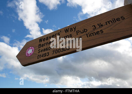 Le Drainage du mouton moulin se dresse en bordure d'une voie navigable à marais Halvergate les Norfolk Broads, East Anglia, Angleterre, RU Banque D'Images