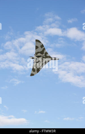 L'Avro Vulcan Bomber effectuant un affichage dans un ciel bleu de son dernier vol Banque D'Images