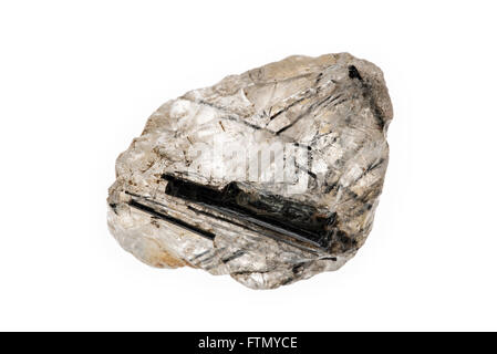 Spécimen de quartz avec tourmaline, crystalline silicate de bore minéral, sur fond blanc Banque D'Images
