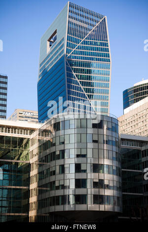 Description des bâtiments dans 'LA DÉFENSE' salon à paris , avec un fond de ciel bleu Banque D'Images