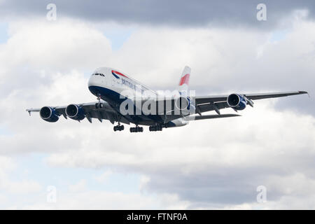 Un British Airways Airbus A380, immatriculé G-XLEX sur le point d'atterrir à l'aéroport de Londres Heathrow. Banque D'Images