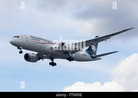 Un Boeing 787 Dreamliner d'Aeromexico, immatriculé N965M'apprête à atterrir à l'aéroport de Londres Heathrow. Banque D'Images