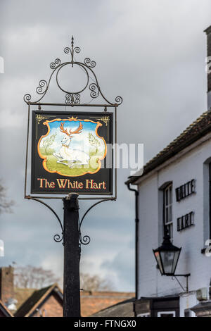 Belle enseigne de pub pour le 18e siècle Le White Hart dans High Street Crawley. Banque D'Images