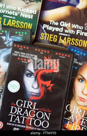 Stieg Larsson Livres et DVD's de la fille avec le tatouage de Dragon, la fille qui a joué avec le feu, la fille qui donna un Hornet' Banque D'Images