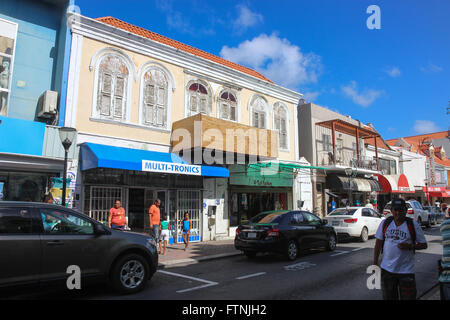 Les consommateurs au centre-ville de Willemstad, Curaçao sont aussi colorée à l'intérieur qu'ils sont sur l'extérieur Banque D'Images