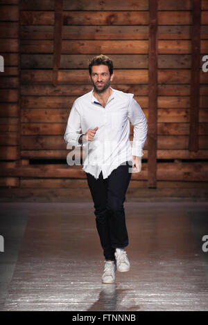 MILAN, ITALIE - 24 SEPTEMBRE : designer Massimo Giorgetti reconnaît les applaudissements du public après le défilé Emilio Pucci dans le cadre de Milan Fashion Week Spring/Summer 2016 Le 24 septembre 2015 à Milan, Italie. Banque D'Images