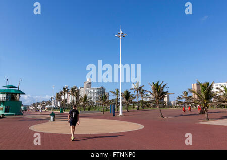 Beaucoup de gens inconnus se promener le long de l'promenade pavée sur front de mer, à Durban, Afrique du Sud Banque D'Images