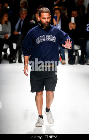 MILAN, ITALIE - 23 SEPTEMBRE : Designer Fausto Puglisi promenades la piste pendant la Fausto Puglisi fashion show dans le cadre de Milan Fashion Week Spring/Summer 2016 Le 23 septembre 2015 à Milan, Italie. Banque D'Images