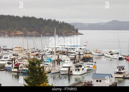 Bateaux amarrés à Friday Harbor, San Juan Islands l'État de Washington, USA Banque D'Images