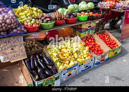 Légumes frais de nouvelle récolte prête à vendre à la marché agricole local Banque D'Images