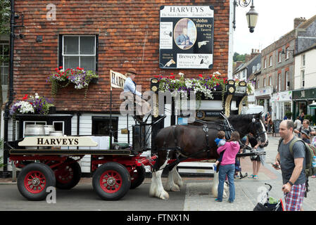 Harveys dray panier et chevaux en dehors de la brasserie Harveys Cliffe Boutique High Street, Lewes Banque D'Images