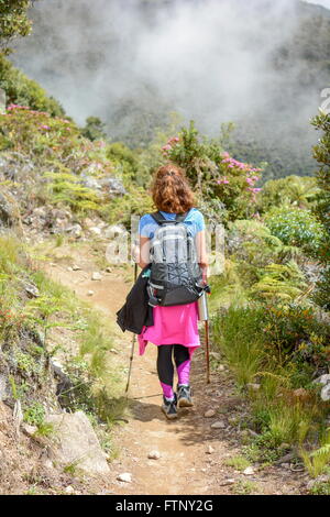 Alpiniste féminine en ordre décroissant vers le bas d'un sentier Banque D'Images