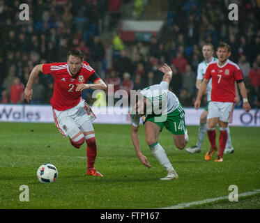 24 mars 2016, Chris Gunter de galles, Stuart Dallas de l'Irlande du Nord au cours de la match amical entre le Pays de Galle Banque D'Images