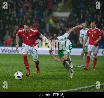 24 mars 2016, Chris Gunter de galles, Stuart Dallas de l'Irlande du Nord au cours de la match amical entre le Pays de Galle Banque D'Images