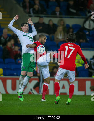 24 mars 2016, Kyle Lafferty (10) de l'Irlande du Nord   Ashley Williams de galles (centre) au cours de l'International Friendly ma Banque D'Images