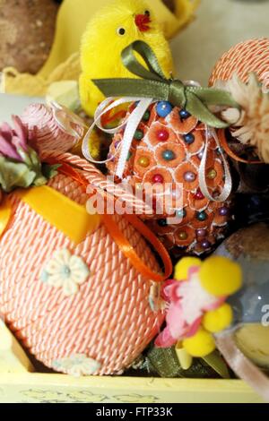 Panier de Pâques avec des oeufs colorés et des poussins Banque D'Images